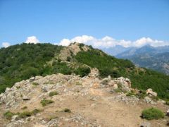 Dans la montée du Tra Mare e Monti : les crêtes vers le sommet
